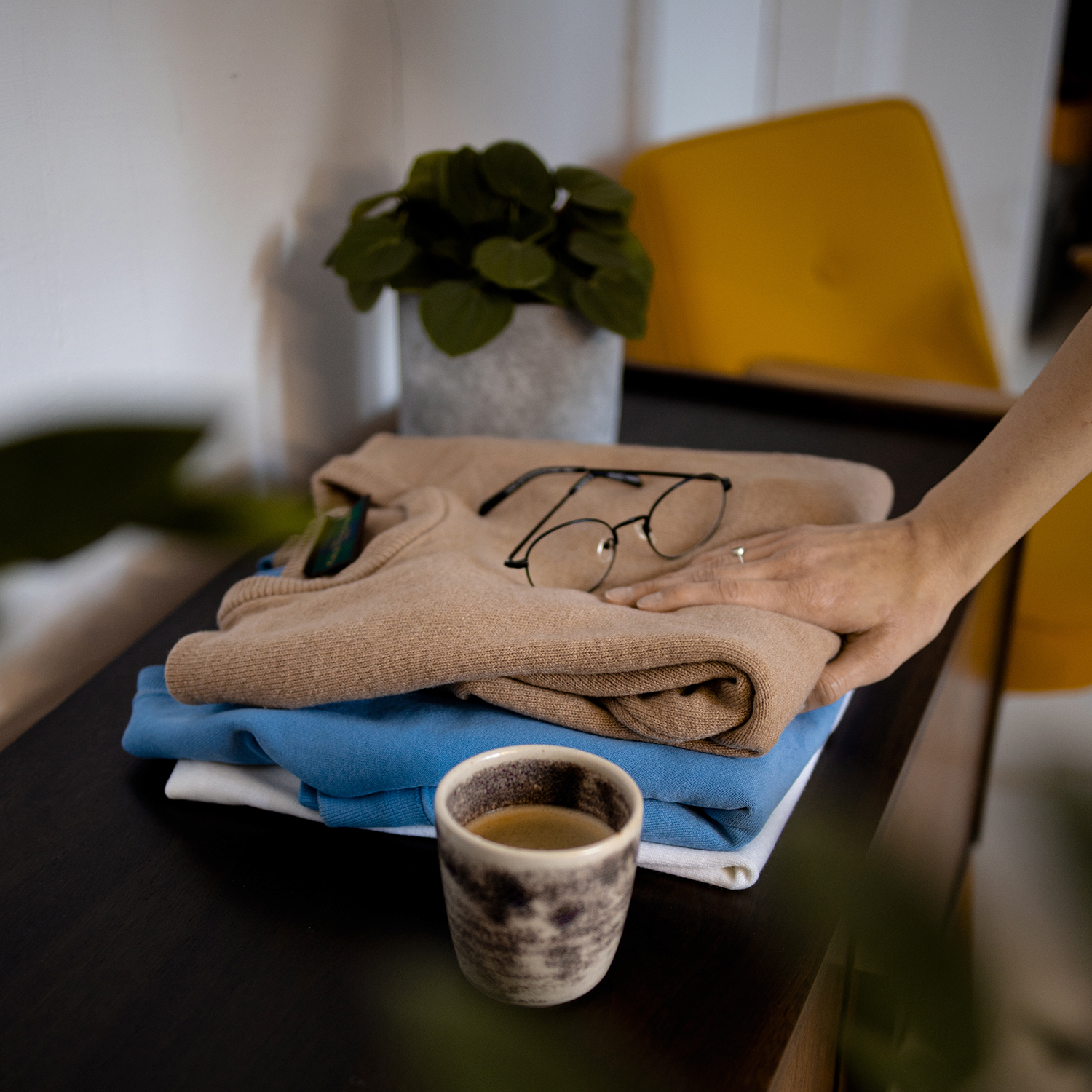 Magazyn Biogo - Nie wieszaj swetrów - zmieniajzbiogo.pl Magazyn Biogo - Tkaniny – jak o nie dbać, by zostały z nami na dłużej - zmieniajzbiogo.pl